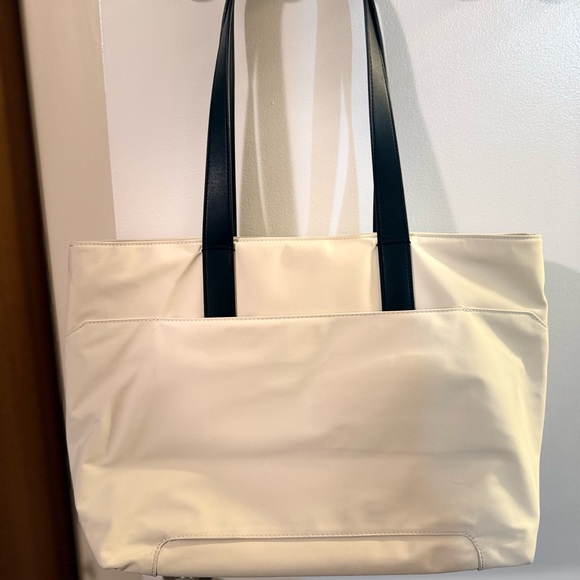Away Handbags - AWAY - The Everywhere Tote Salt White Colour